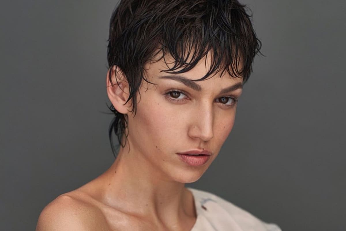 Úrsula Corberó compartió un video en el que muestra una peculiar manera de "limpiar" la casa