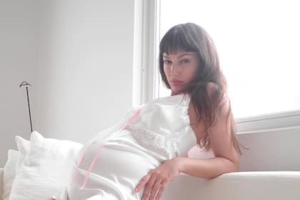 Úrsula Corberó mostró su pancita de embarazada a pocas semanas de la llegada de su bebé con el Chino Darín