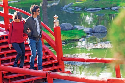 Úrsula Corberó y Chino Darín en el Jardín Japones de Buenos Aires