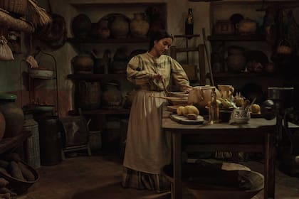 Úrsula Iguarán (Susana Morales) emprende su vida industriosa en el pueblo desafiando los devaneos de su marido con la alquimia