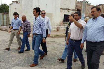 Urtubey en la recorrida por El Galpón