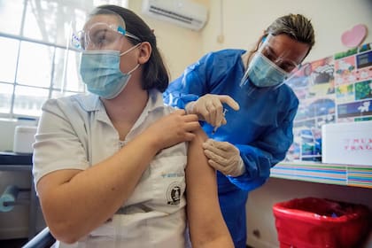 Uruguay avanza con su programa de vacunación, pero siguen aumentando los casos y los fallecimientos