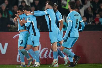 Uruguay busca ante Perú el punto que le lleve al Mundial y le permita superar sus traumas