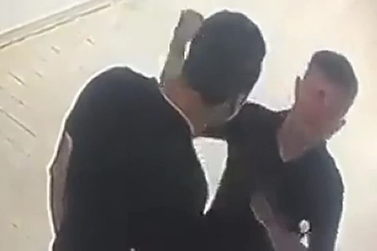 Uruguay: dos policías protagonizaron una violenta pelea dentro de un hospital y mientras cuidaban a un recluso