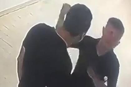 Uruguay: dos policías protagonizaron una violenta pelea dentro de un hospital y mientras cuidaban a un recluso