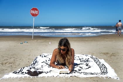 URUGUAY, Jose Ignacio: Lola, de San Isidro, lee "El Mundo de Sofia", de Jostein Gaarder, Jose Ignacio, Maldonado, Uruguay.