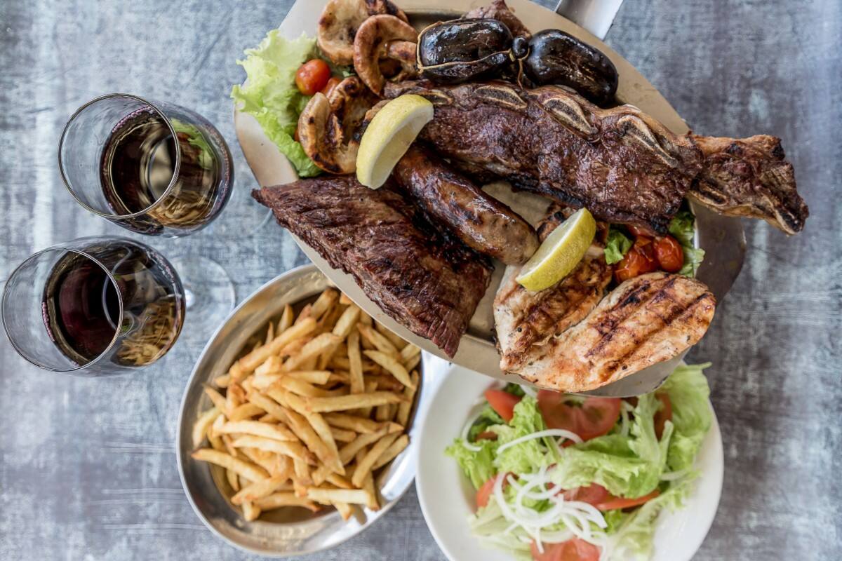 Uruguay mantendrá por un mes más la quita del IVA al asado del tira