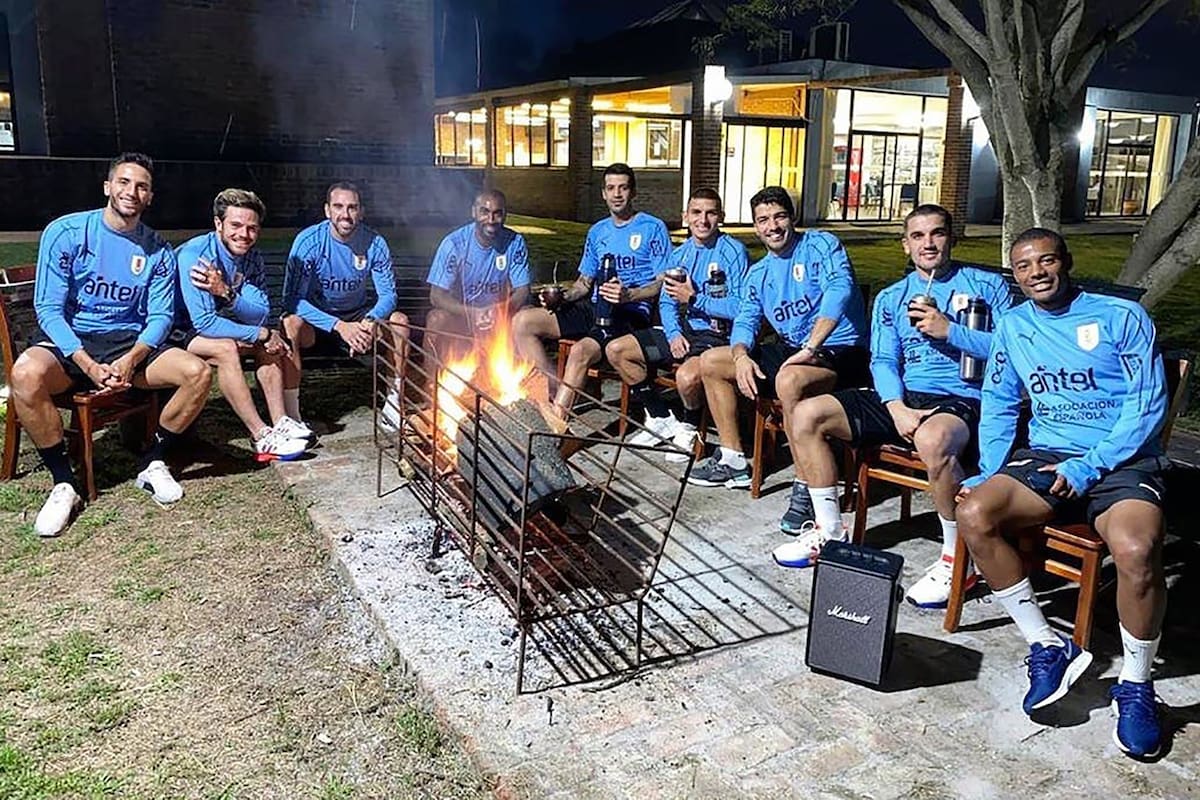 Uruguay: una "foto maldita", 16 casos de Covid-19 en la selección y las duras críticas del Gobierno