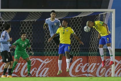 Richarlison ya cabeceó y la pelota irá a la red uruguaya: será el segundo gol brasileño en la noche del Centenario.