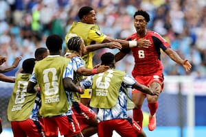 Cabo Verde aprovechó una barrera mal armada de Uruguay y marcó un golazo