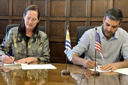 Uruguay y Estados Unidos firmaron un acuerdo para eliminar la necesidad de que los ciudadanos uruguayos presenten una visa para entrar al país norteamericano (Uruguay Presidencia)