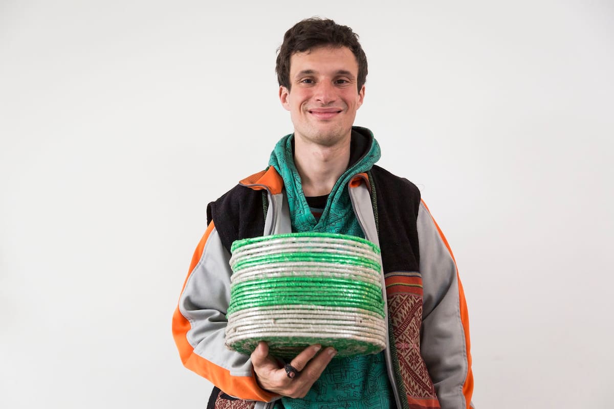 Uruguayo de corazón argentino, superó la adversidad desde su nacimiento para hoy crear accesorios de una manera muy personal