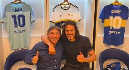 Uruguayos, goleadores, boquenses: Sergio Martínez y Edinson Cavani, en un vestuario de la Bombonera; el ex futbolista respaldó al actual.