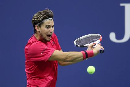 El revés de Dominic Thiem, una de sus armas preferidas para doblegar la defensa del ruso Daniil Medvedev; el austríaco irá el domingo por su primera conquista de Grand Slam, luego de perder tres definiciones.