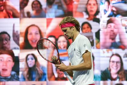 Tiempos modernos: las pantallas devuelven las imágenes de los aficionados, mientras Zverev se concentra