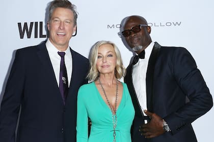 Bo Derek y John Corbett junto al actor Djimon Hounsou, en una gala solidaria
