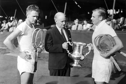 Joe Hunt, campeón del U.S. National Championships de 1943 (más tarde, el US Open), recibe el trofeo tras vencer a Jack Kramer.