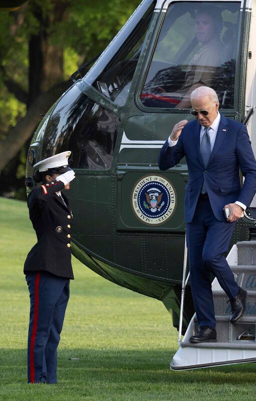 US President Joe Biden salutes as he returns from Florida to the White House in Washington, DC, on April 23, 2024. (Photo by Jim WATSON / AFP)