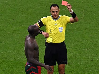 Vincent Aboubakar fue expulsado en la victoria de Camerún sobre Brasil por doble amonestación