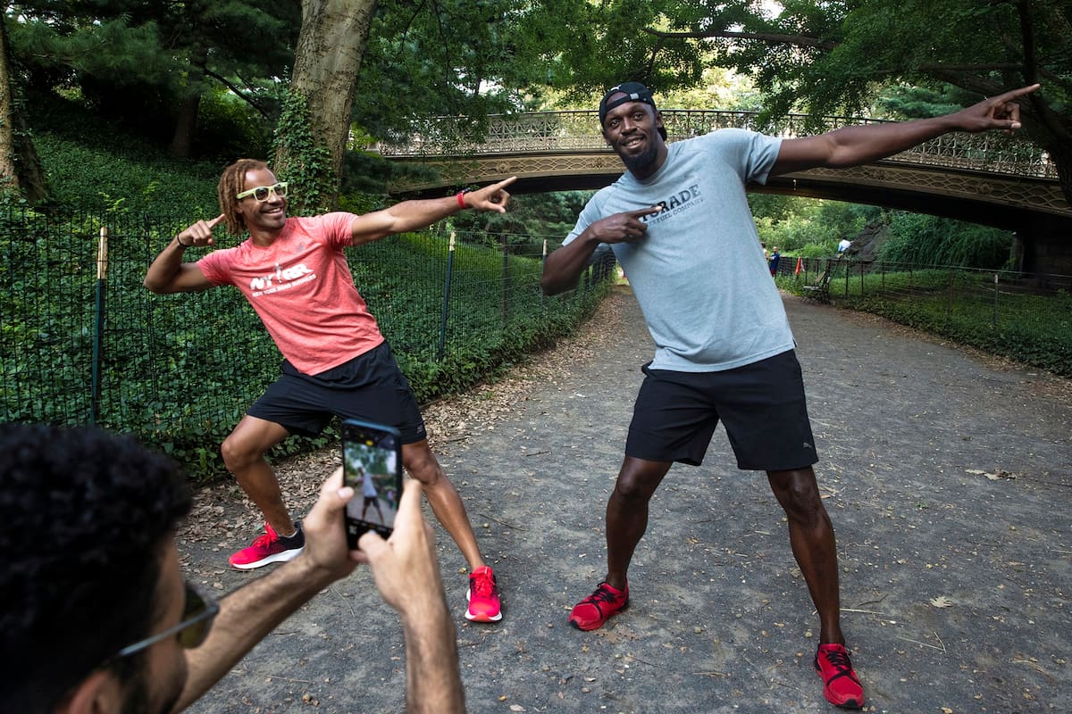 Usain Bolt con un admirador que lo imita a la perfección