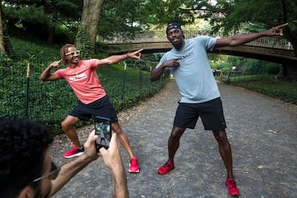 Usain Bolt con un admirador que lo imita a la perfección