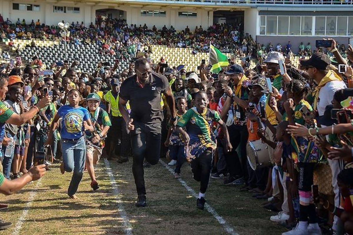 Usain Bolt corriendo con niños, en Jamaica