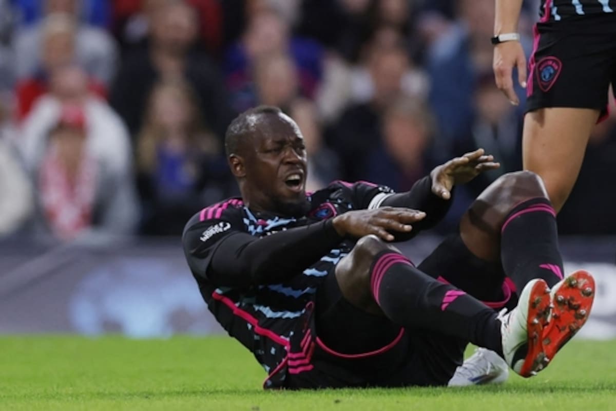 Usain Bolt reacciona con dolor al sentir la rotura de su tendón de Aquiles derecho, durante un partido de fútbol benéfico