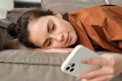 Usar el celular al despertar puede bombardear a tu cerebro de mucha información