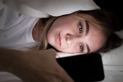 Usar el celular en la cama justo antes de dormir es una de las peores costumbres