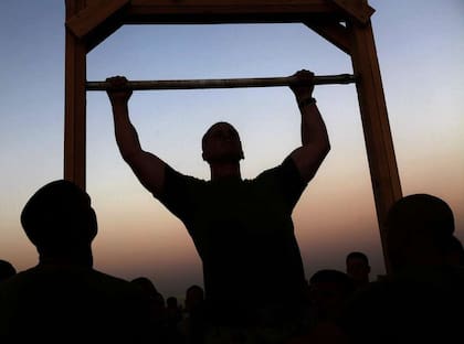 Usar los brazos para elevar el cuerpo trabajará los músculos de la espalda mientras ejercitas el torso y mejoras la fuerza de agarre