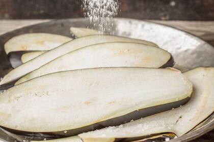 Usar sal es lo más popular para quitarle el sabor amargo.