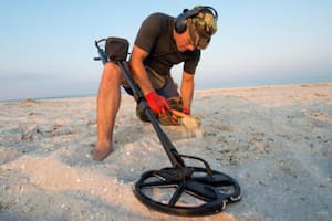 Usaron detectores de metales para encontrar las monedas