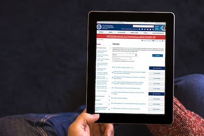 Uscis es responsable de comunicar la decisión final del trámite y de notificarla a través de su página web