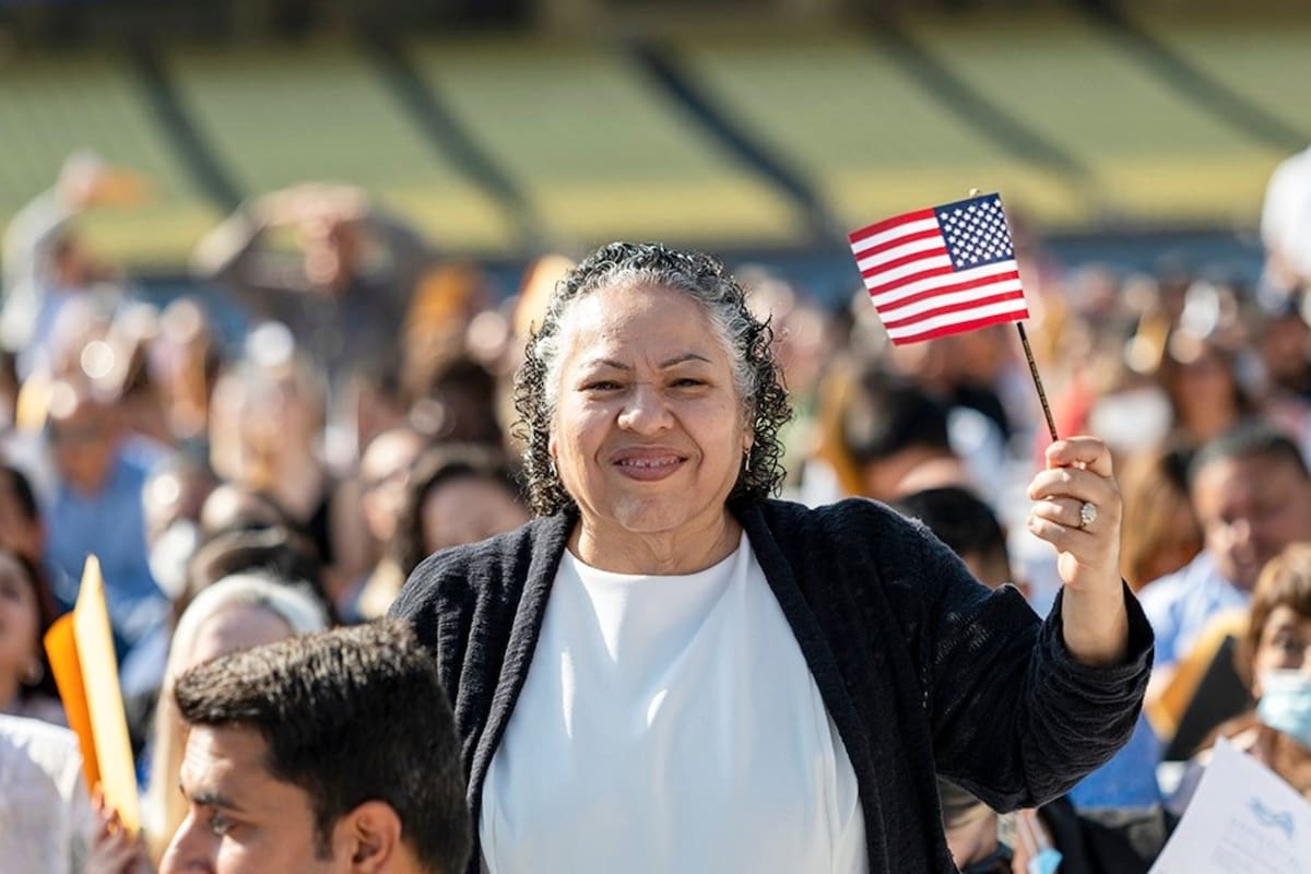 Uscis establece que los migrantes latinos deben haber estado físicamente en Estados Unidos durante cierto tiempo para obtener la ciudadanía americana