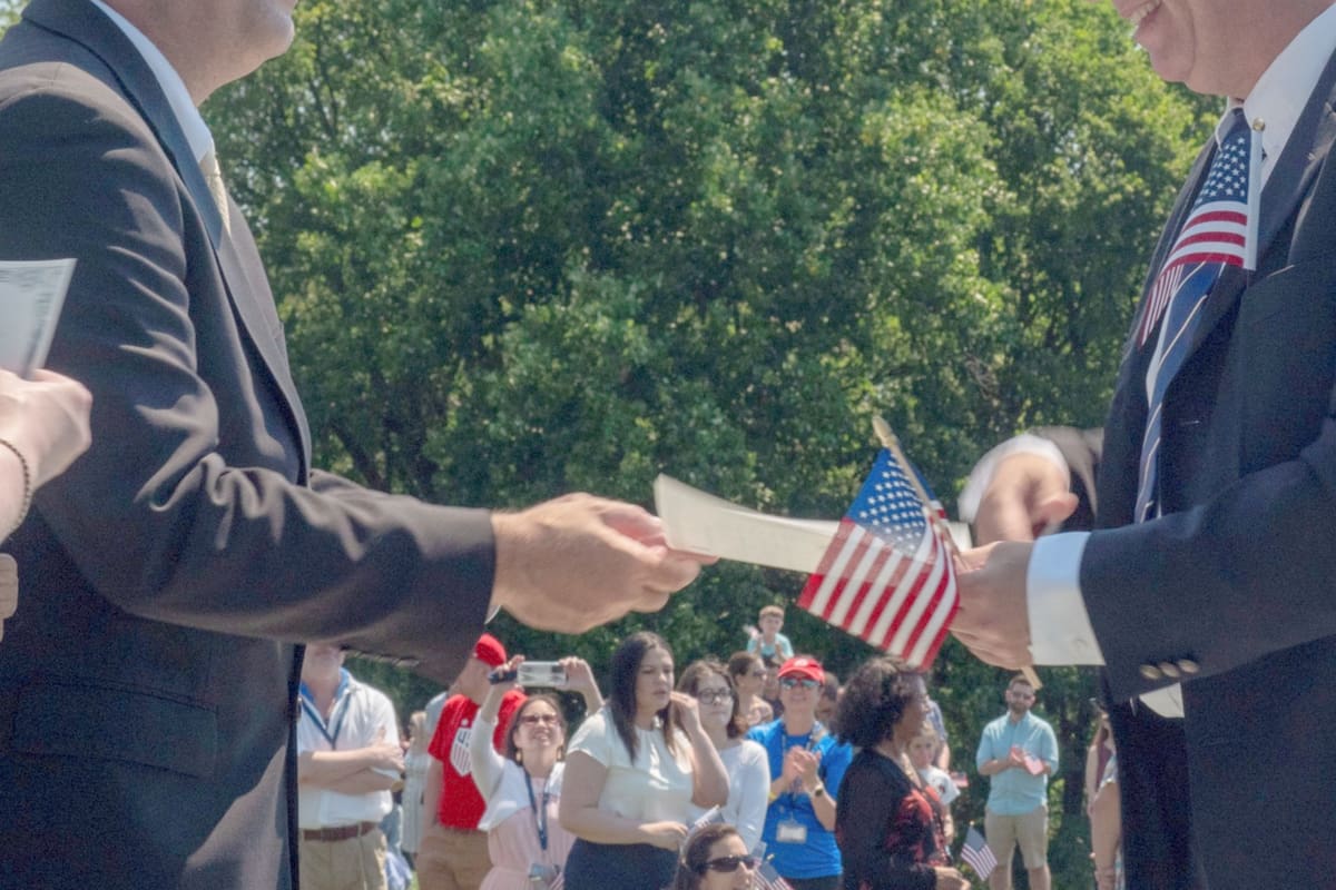 Uscis indica que los militares pueden obtener la ciudadanía en un año