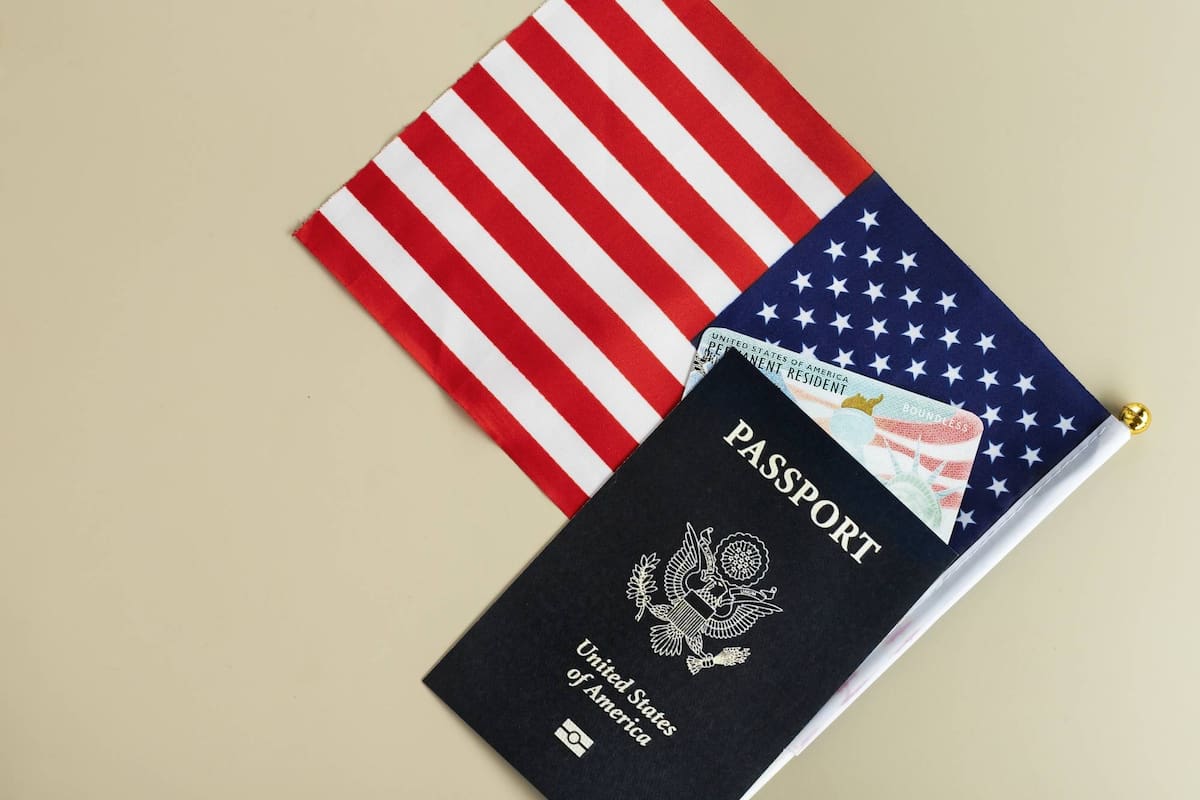 USCIS programa la entrevista de naturalización, donde el solicitante responde preguntas sobre su historial personal y realiza exámenes de inglés y educación cívica (Archivo)