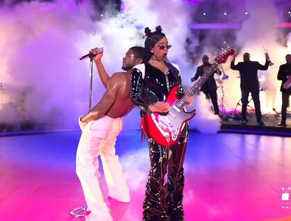 Usher y H.E.R. interpretaron la tercera pieza del medio tiempo del Super Bowl