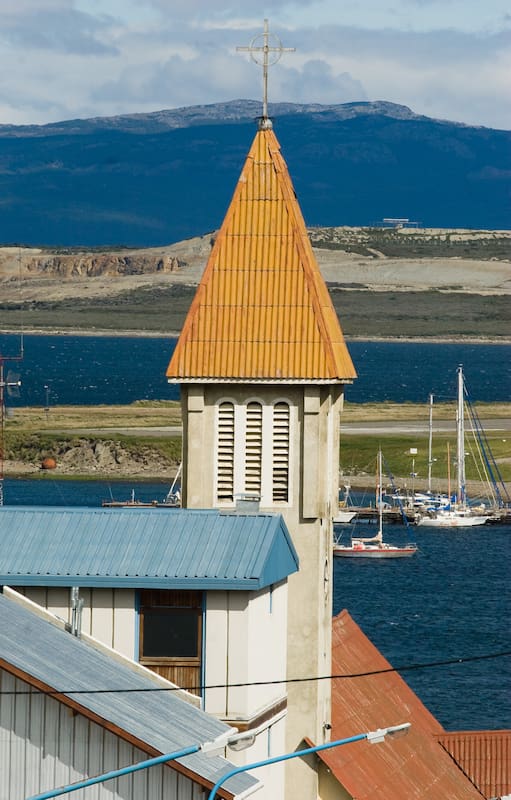 Ushuaia ostenta el galardón de la ciudad más austral del mundo, pero últimamente se disputa el podio con la localidad chilena de Puerto Williams, al sur del canal Beagle.