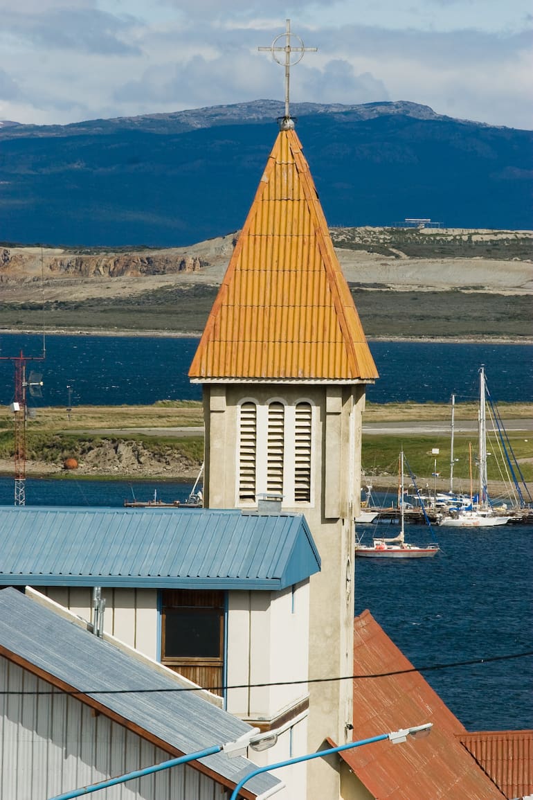 Ushuaia ostenta el galardón de la ciudad más austral del mundo, pero últimamente se disputa el podio con la localidad chilena de Puerto Williams, al sur del canal Beagle.