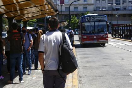 Hasta el momento, todos los pasajeros deben ir sentados en los colectivos, trenes y subtes; en los colectivos se podría autorizar hasta 10 personas paradas