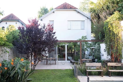 Usos múltiples. Hamacas, bancos, pileta, espacio para tomar sol, fogonero y una pérgola, elementos pensados para disfrutar a pleno la vida al aire libre.