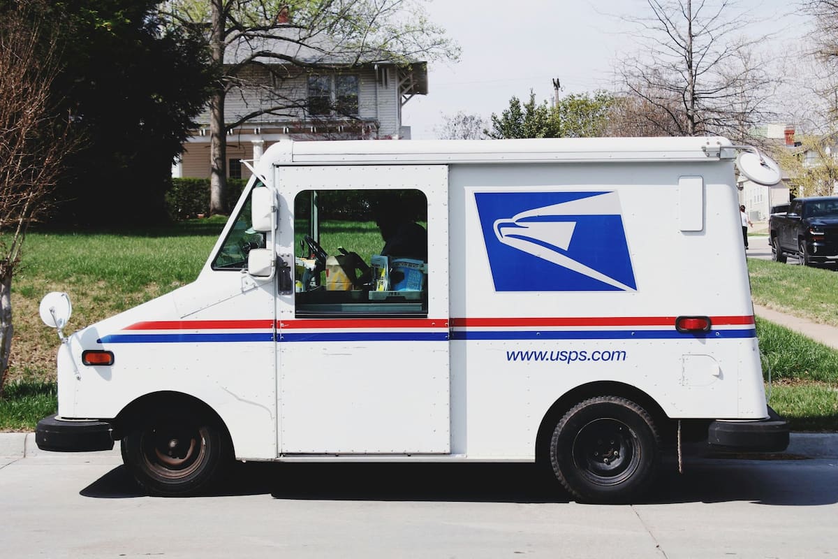 USPS pidió disminuir el número de conductores comerciales no domiciliados de forma gradual (ARCHIVO-Unsplash/Joel Moysuh)