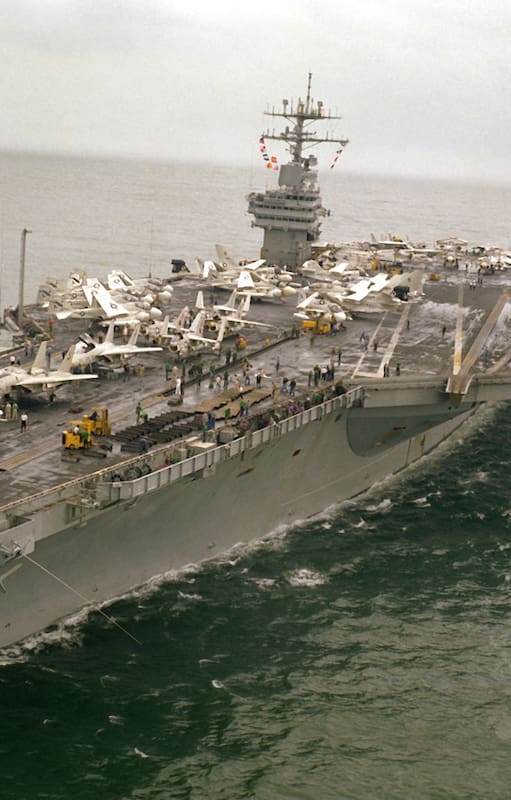 USS Nimitz (CVN-68), de regreso al puerto de Norfolk, Virginia, luego de la tragedia del 26 de mayo durante el choque nocturno del EA-6B Prowler