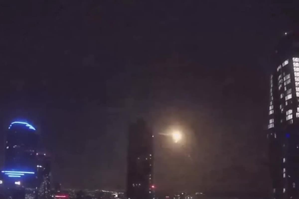 Usuarios de las redes sociales lograron captar en fotos y videos el destello que provocó una inesperada explosión en el cielo de Melbourne