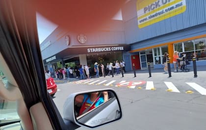 Usuarios en redes sociales capturaron las filas que se hicieron en los centros comerciales para recibir los regalos por votar en las elecciones de México 2024