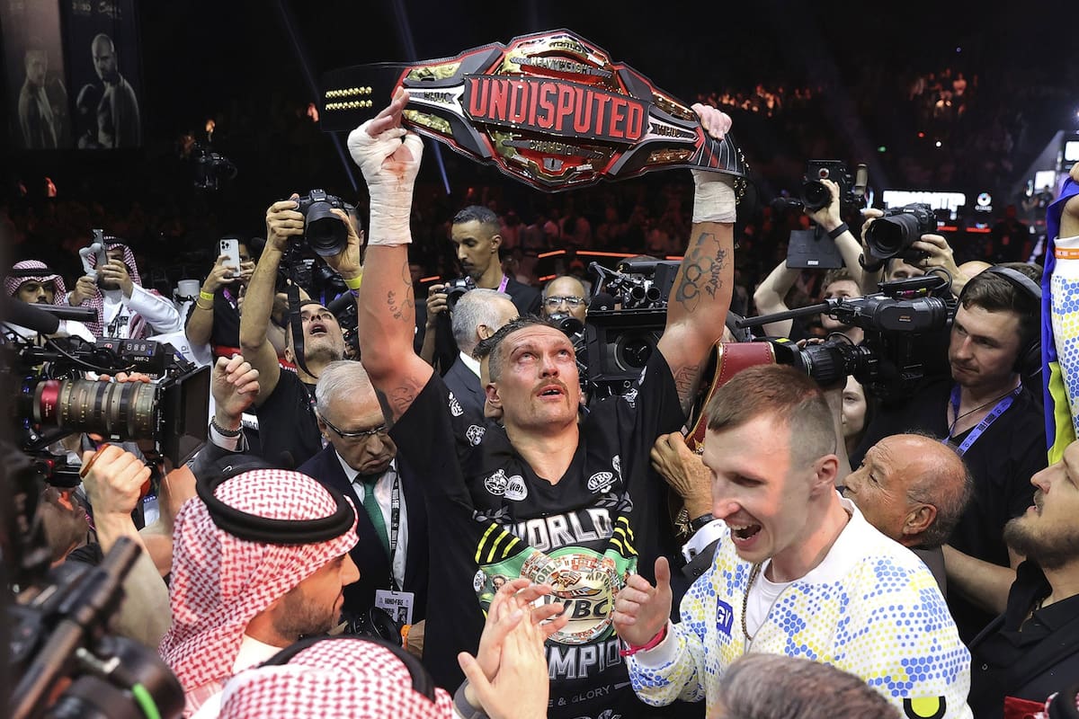 Usyk eleva el cinturón: es el campeón de los pesados sin discusión