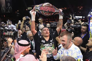 Usyk ganó la pelea de los "mastodontes" más esperada... y después lloró como un niño