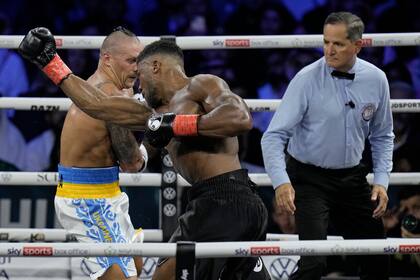 Usyk esquiva un golpe de Anthony Joshua; el ucraniano mantuvo en Jeddah su invicto y lo incrementó a 25 combates.
