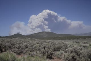 Utah declara estado de emergencia y restringe fuegos artificiales mientras crece incendio forestal