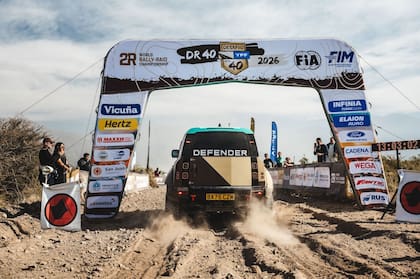 Utiliza neumáticos BFGoodrich de 35" desarrollados para competición, una configuración que obligó a ampliar las trochas en 120 milímetros